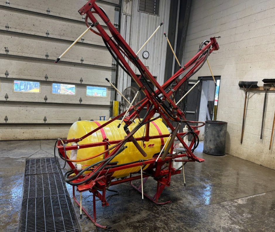 Demco 150g 3pt sprayer with 30' booms - Image 3